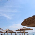 Turisti italiani in Albania durante le vacanze di primavera, godendo di paesaggi e cultura locali.