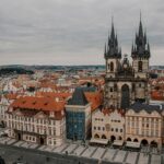 Vista panoramica di Praga con il Castello e il Ponte Carlo, simboli di un weekend indimenticabile.