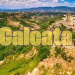 Borgo calabrese pittoresco, con stradine acciottolate e case colorate, popolare sui social media.