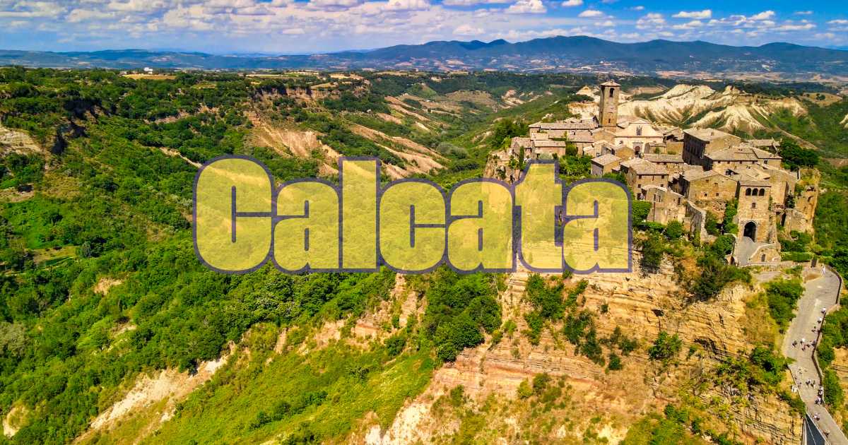 Borgo calabrese pittoresco, con stradine acciottolate e case colorate, popolare sui social media.