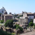 Veduta panoramica di Roma con i principali monumenti in un giorno di sole.