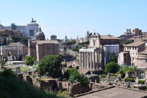 Veduta panoramica di Roma con i principali monumenti in un giorno di sole.
