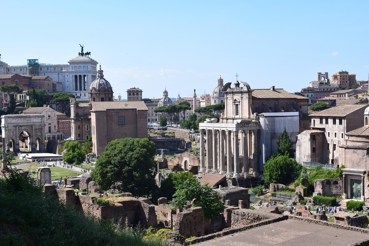 Veduta panoramica di Roma con i principali monumenti in un giorno di sole.