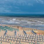 Spiaggia deserta in Italia, immersa nella natura primaverile, ideale per una fuga dal turismo di massa.