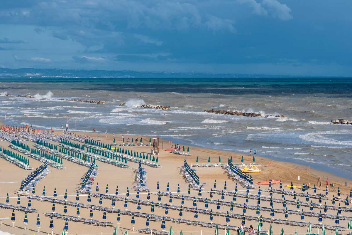 Spiaggia deserta in Italia, immersa nella natura primaverile, ideale per una fuga dal turismo di massa.