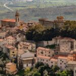 Borghi medievali toscani in primavera: vista panoramica di un antico villaggio in aprile.