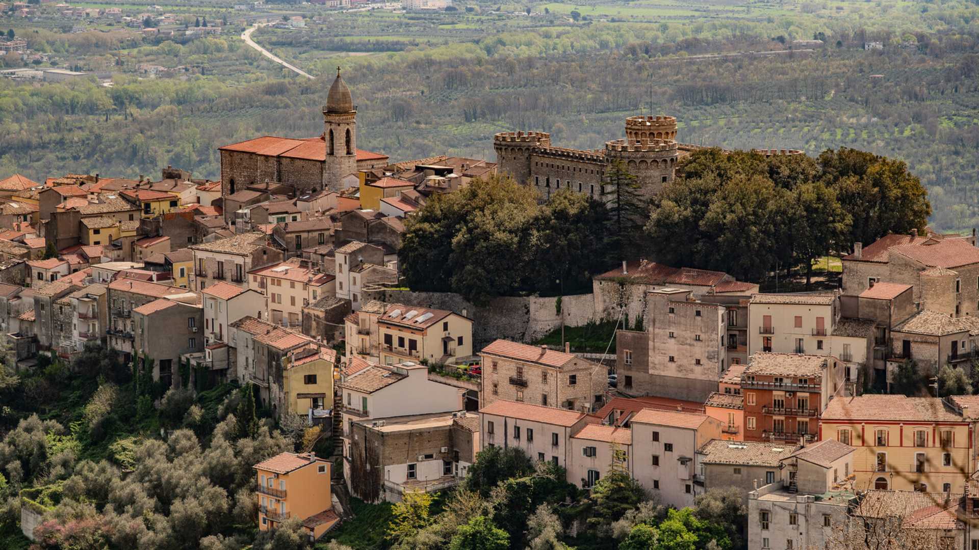 Borghi medievali toscani in primavera: vista panoramica di un antico villaggio in aprile.