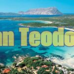 Spiaggia della Sardegna con sabbia bianca e mare cristallino, ideal per vacanze ad aprile.