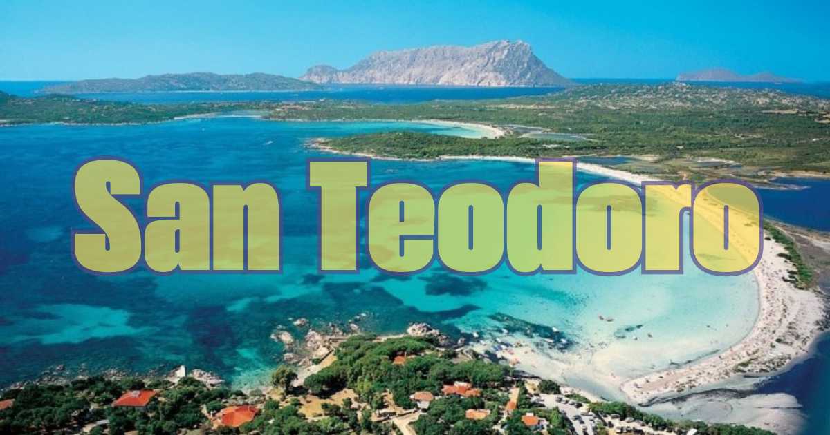 Spiaggia della Sardegna con sabbia bianca e mare cristallino, ideal per vacanze ad aprile.