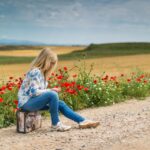 Viaggiatore solitario esplora una città europea in primavera, circondato da fiori e architettura.