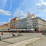 Panorama di una città europea con monumenti storici, ideale per un weekend lungo low cost.