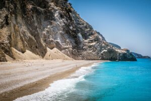 Spiaggia nascosta in Grecia, acque cristalline e sabbia bianca, un paradiso da scoprire.
